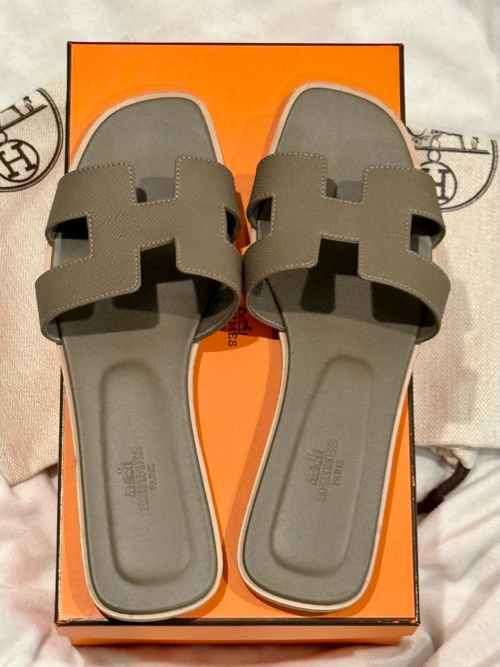 **** AUTHENTIC Hermes Oran Slide Leather Sandals in Taupe